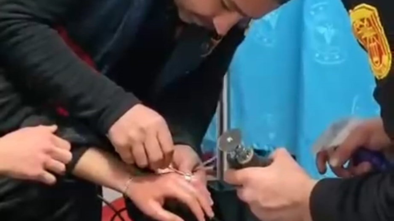 Batman’da parmağına yüzük sıkışan gencin imdadına itfaiye yetişti