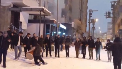 Batman’da yıllar sonra gelen kar sevinci: Davul zurna, halay ve kızak keyfi