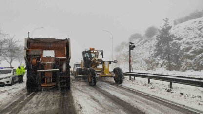 Bazı yollar yoğun kar yağışı nedeniyle trafiğe kapatıldı