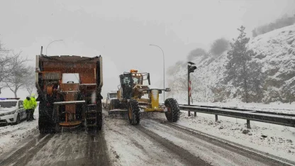 Bazı yollar yoğun kar yağışı nedeniyle trafiğe kapatıldı