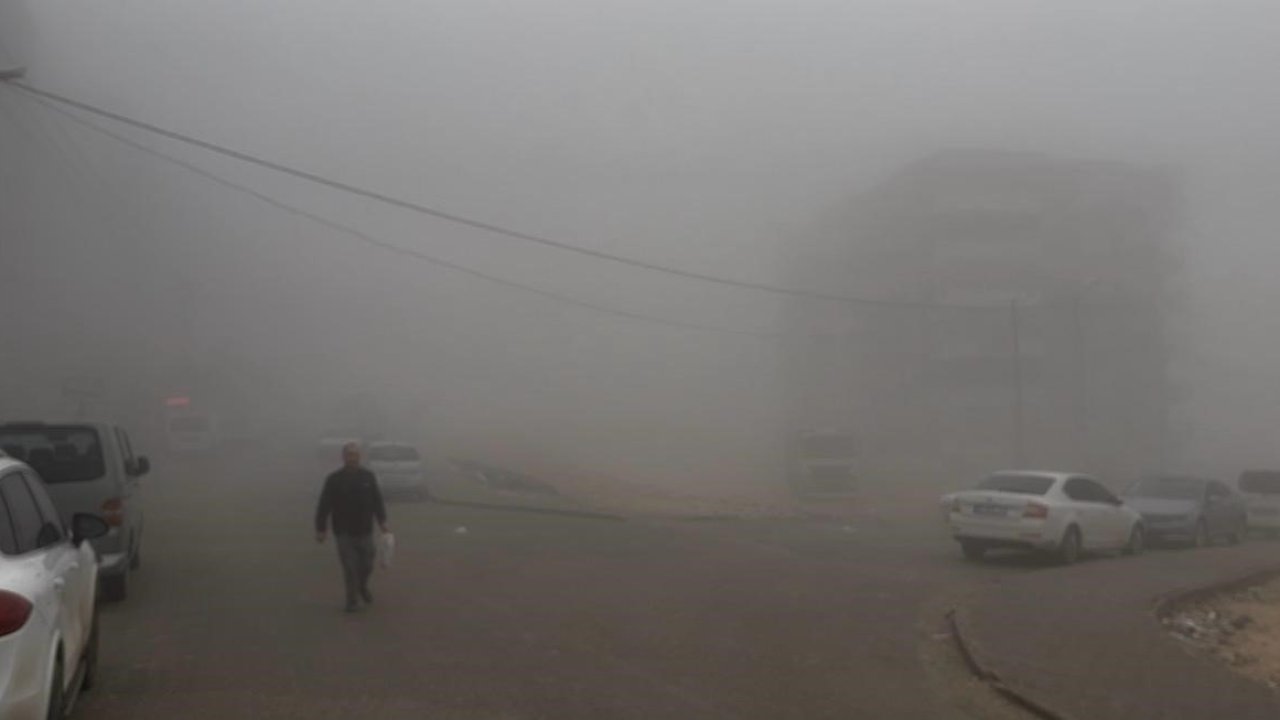 Besni’de yoğun sis ve sağanak yağış hayatı olumsuz etkiledi