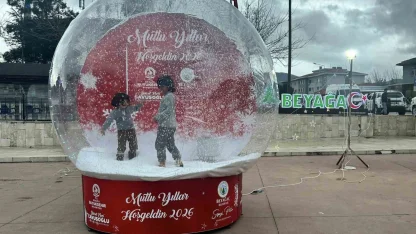 Beyağaçlılar yılbaşı hatıralarını dev kar küresiyle ölümsüzleşiyor