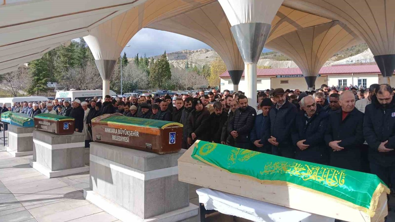 Beypazarı’nda trafik kazasında vefat eden çift ve bebekleri son yolculuğuna uğurlandı