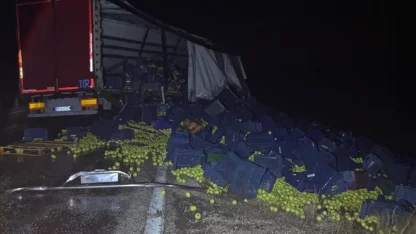 Beyşehir’de tır bariyerlere çarptı: 1 yaralı