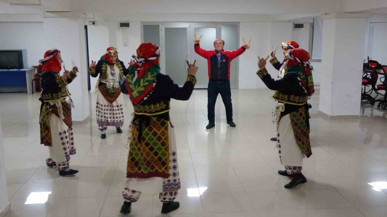 Bilecik’te 45 yıldır halk oyunu öğretiyor