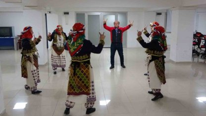 Bilecik’te 45 yıldır halk oyunu öğretiyor