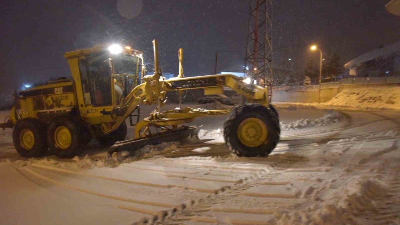 Bilecik’te belediye ekiplerinin sabaha saatlerinde yoğun kar mesaisi