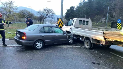 Bilecik’te otomobil ile kamyonet çarpıştı: 5 yaralı