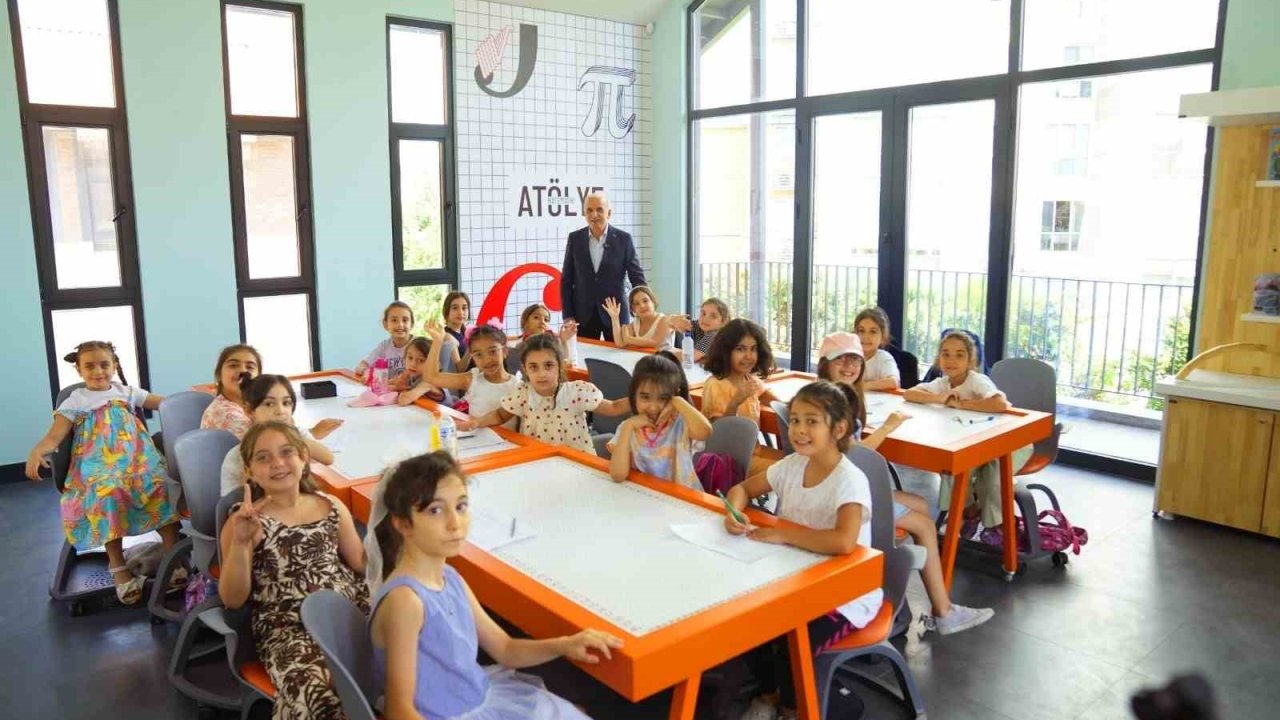 "Bilim Ümraniye" öğrencilerin geleceğine ışık tutuyor