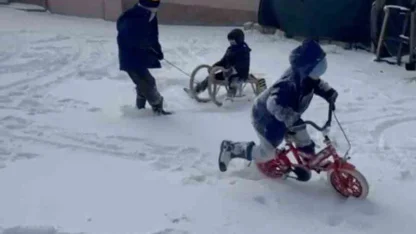 Bin 430 rakımlı köyde kar tatili yapan çocukların kızak keyfi