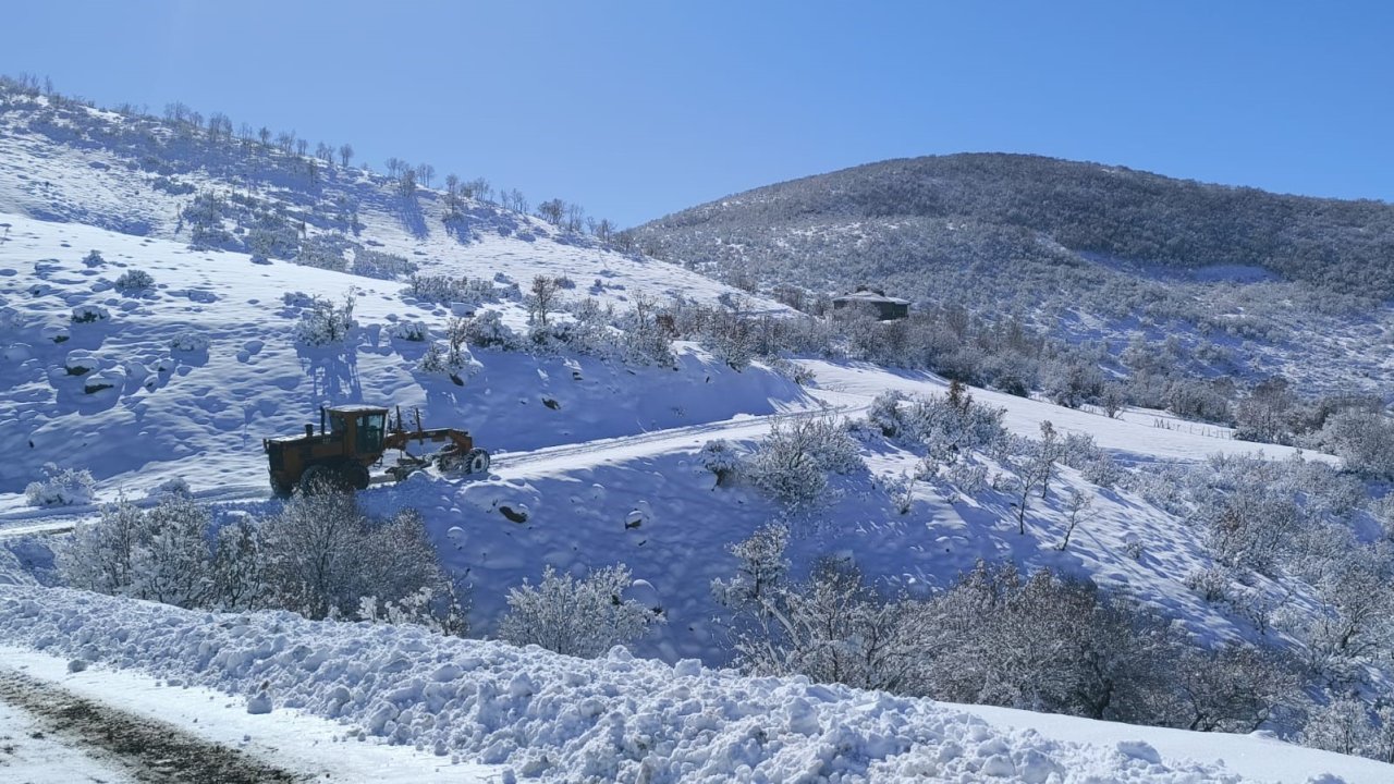 Bingöl’de kapanan köy yollarında çalışmalar aralıksız sürüyor