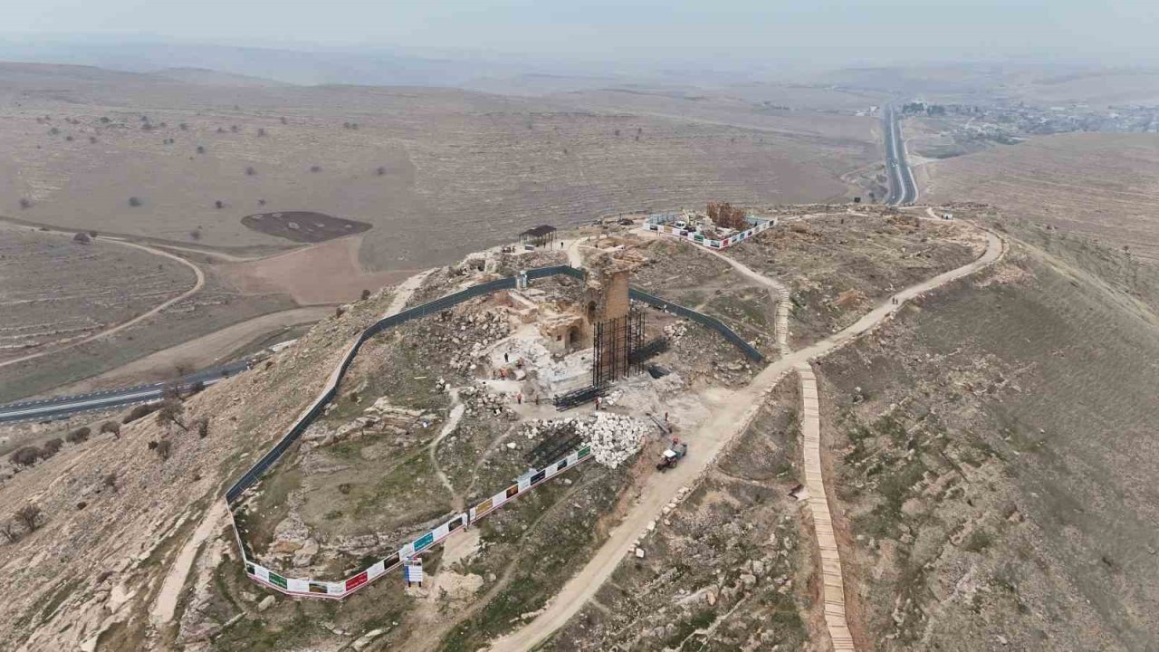 Bir yılda 400 bin kişi 3 bin yıllık kaleye çıktı