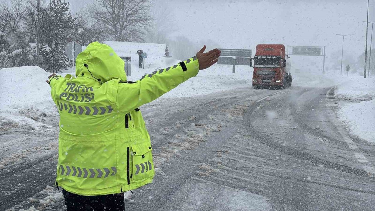 Bolu Dağı’nda D-100 kara yolunun İstanbul yönü ağır tonajlı araç trafiğine kapatıldı