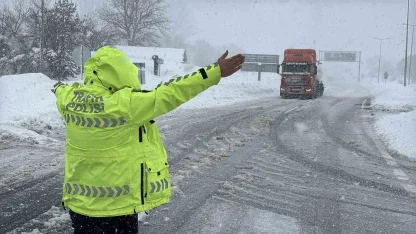 Bolu Dağı’nda D-100 kara yolunun İstanbul yönü ağır tonajlı araç trafiğine kapatıldı