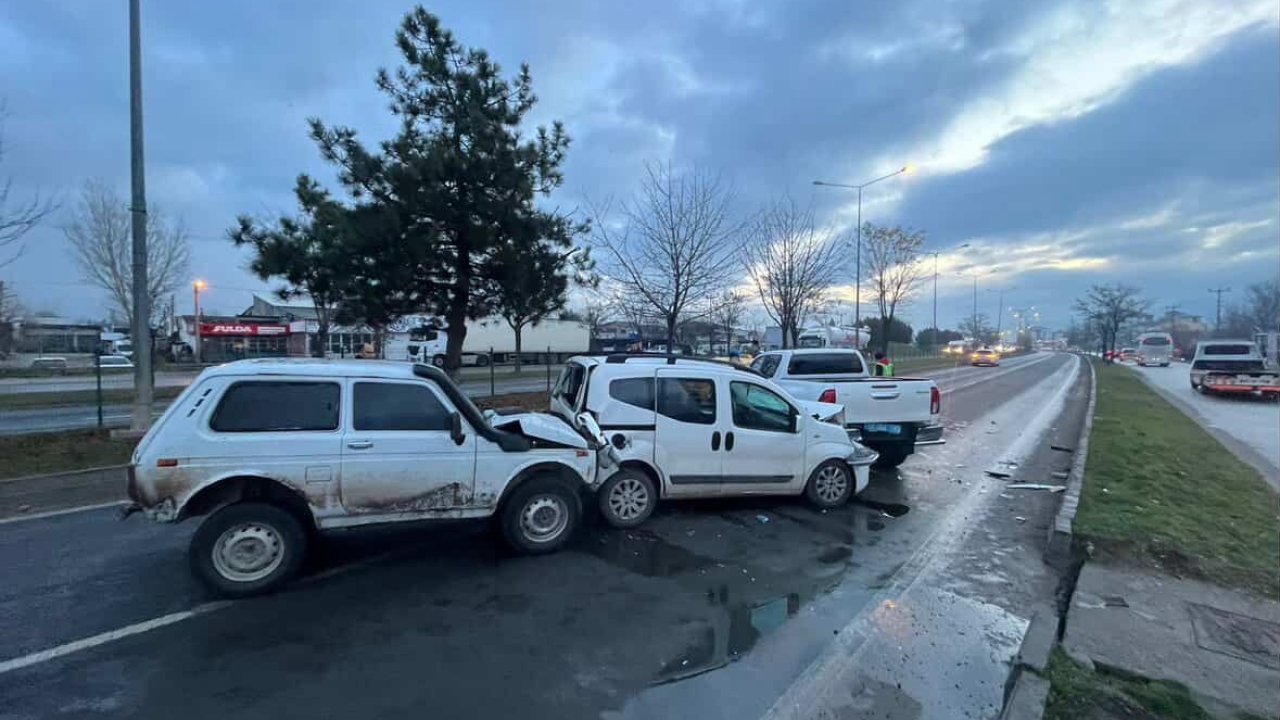 Bolu’da 4 araç zincirleme kazaya karıştı, trafik kilitlendi