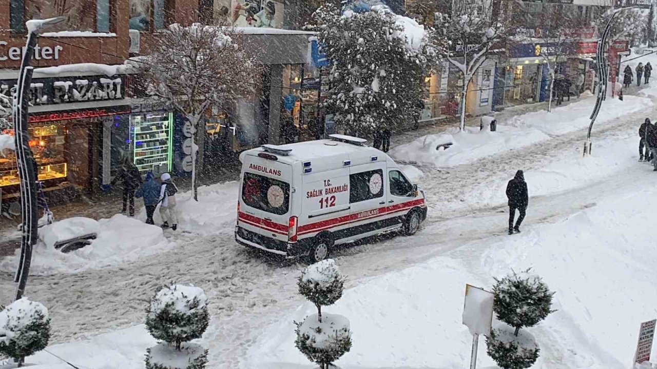 Bolu’da bir ambulansın karla imtihanı kamerada
