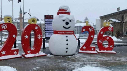 Bolu’da kar fırtınası hayatı olumsuz etkiledi: Vatandaşlar şemsiyeyle dolaştı