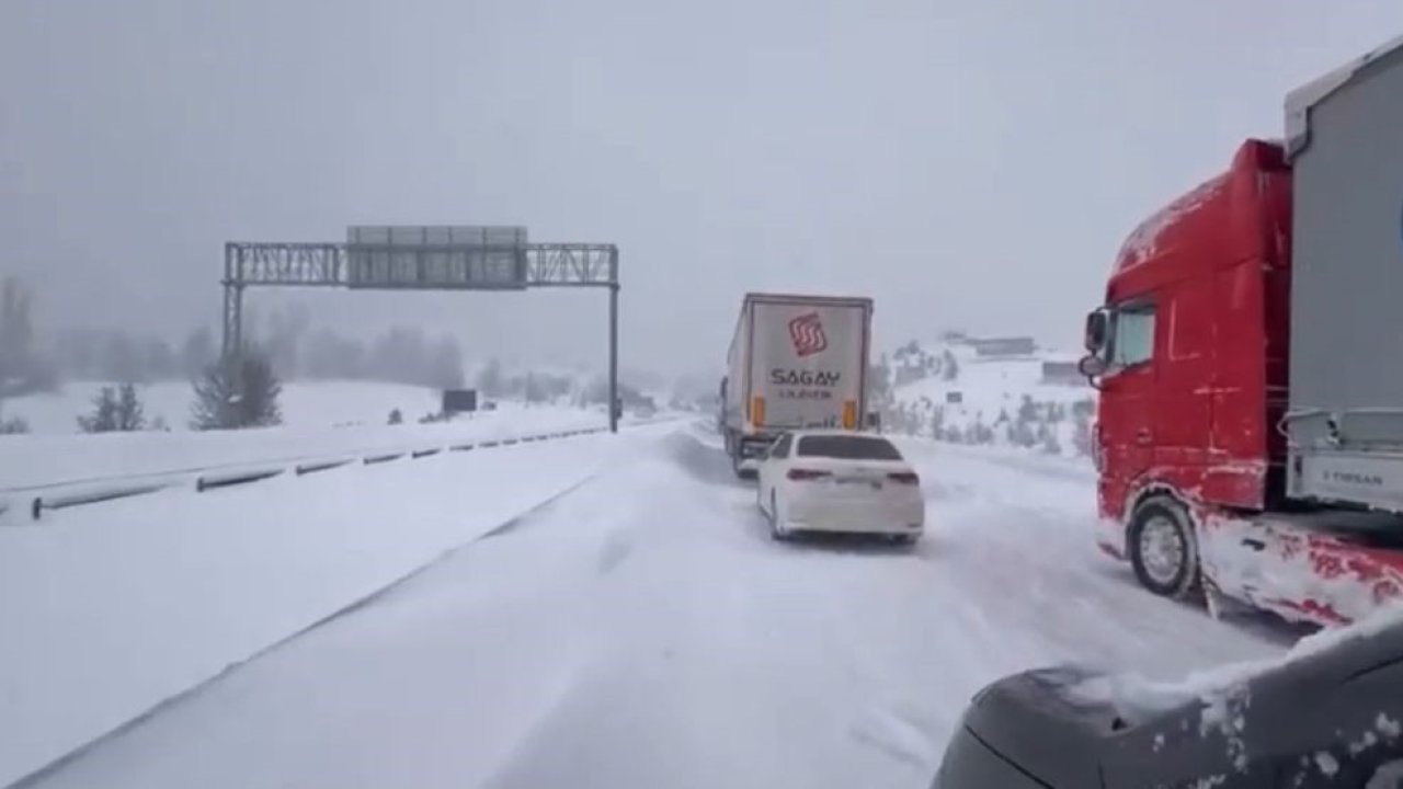 Bolu’da yoğun karda tırlar rampayı çıkamadı: Gerede-Samsun yolu ulaşıma kapandı