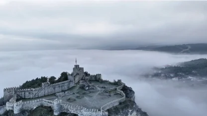 Boyabat Kalesi’nin sis altındaki görüntüsü mest etti