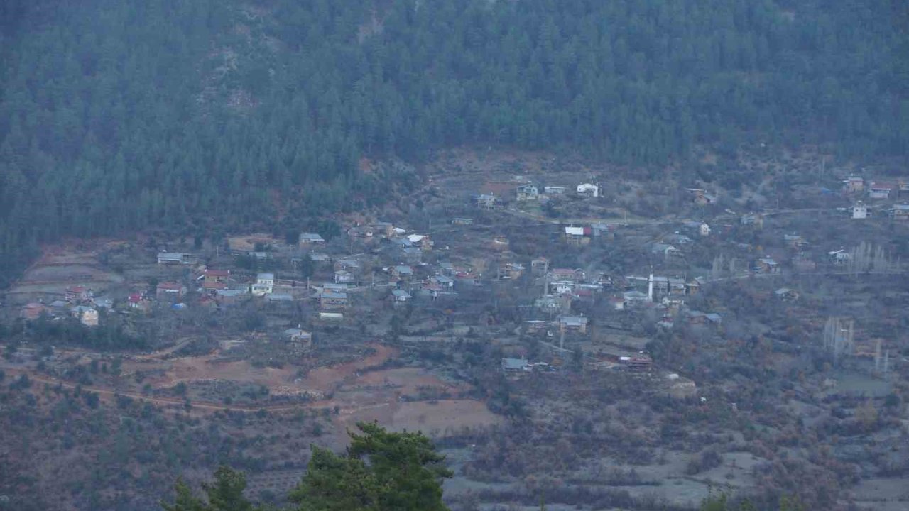 Bu köyde güneş ancak saat 12.30’da görülebiliyor