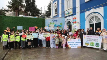 Bu markette para geçmiyor, gençler çevre bilinci kazanıyor