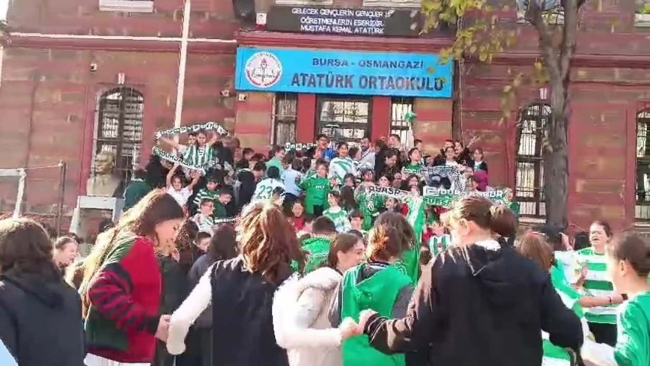 Bursa’da öğrenciler Bursaspor kıyafetleriyle okula geldi
