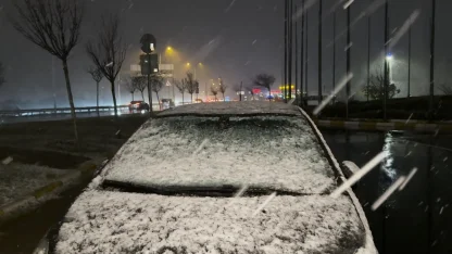 Büyükçekmece’de park halindeki araçların üzeri beyaza büründü