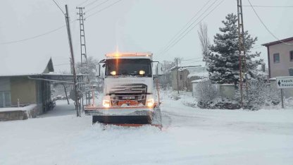 Büyükşehirden karla mücadele: 61 mahalle yolu ulaşıma açıldı