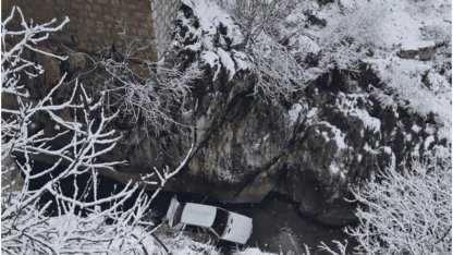 Buzlanma kaza getirdi, dereye uçan otomobildeki 3 kişi yaralandı