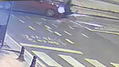 Çarpıştığı arabanın üzerinden takla attı: O anlar kamerada