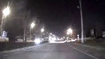 Çarptığı motosiklet devrildi, sonra kaçtı: O anlar araç kamerasında