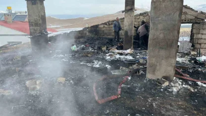 Çatak’ta çatı yangını: 2 kişi dumandan etkilendi