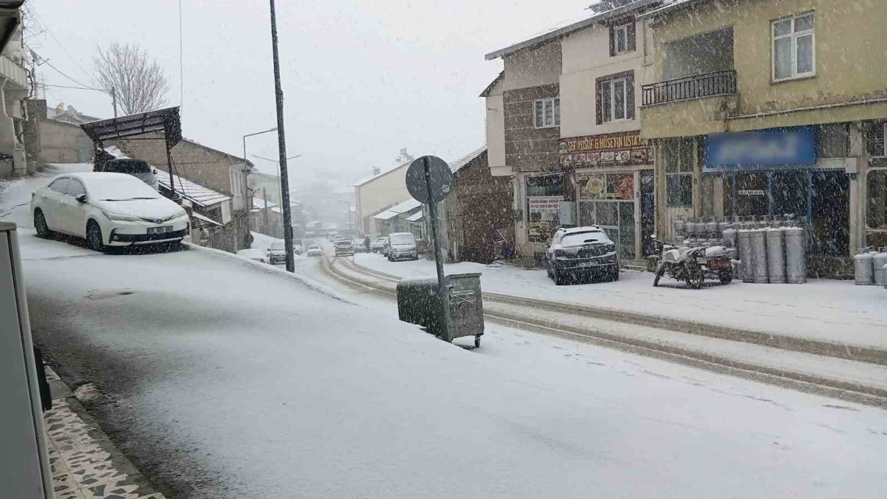 Çelikhan beyaza büründü