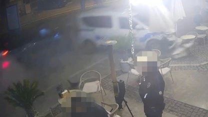 Çeşme’de otomobilin polis aracına çarptığı anlar kameraya yansıdı