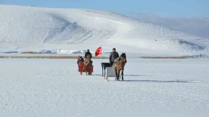 Çıldır Gölü’nde kış masalı: Atlı kızaklar buz üstünde halaylarla sezonu açtı