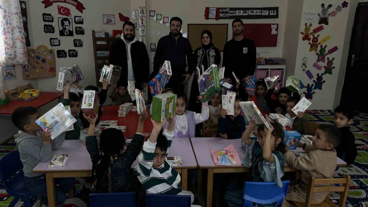 Cilo Dağı eteklerindeki okula zeka oyunu seti ile kırtasiye malzemesi hediye edildi