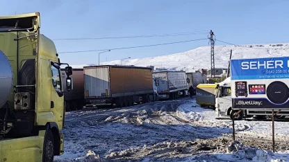 Cizre’de kar esareti: Yollar buz pistine döndü