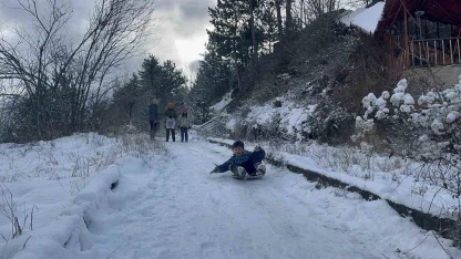 Çocuklar karın tadını poşetlerle kayarak çıkardı