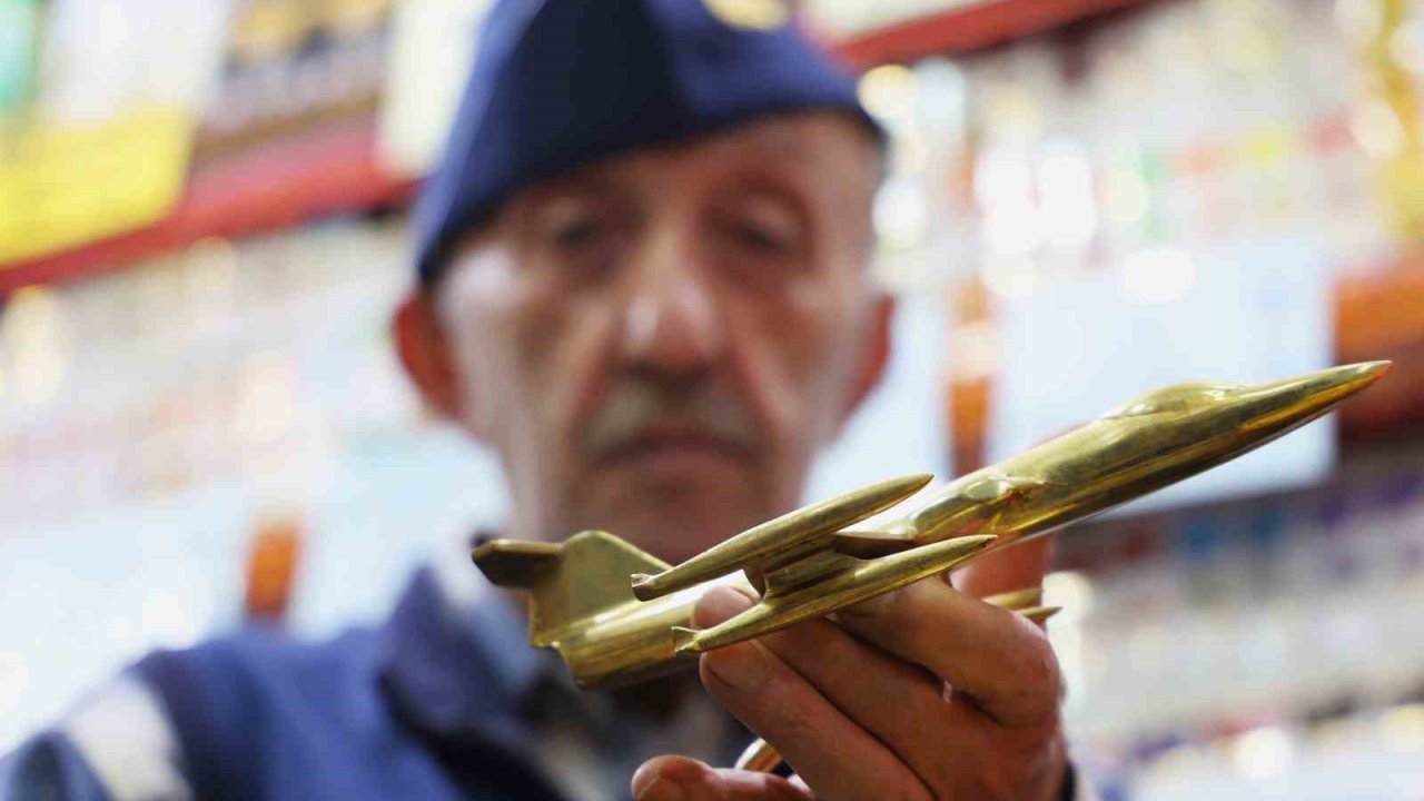 Çocukluk hayali pilotluktu, 60 yıldır 300’e yakın uçak maketi topladı