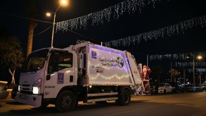 Çöp kamyonlarını ışıklarla süsleyen Kuşadası Belediyesi, yeni yılda çevre temizliğine dikkat çekti