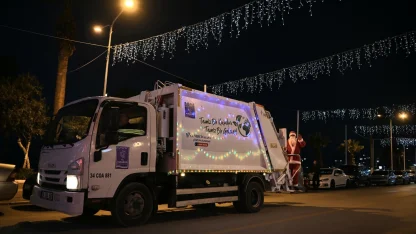 Çöp kamyonlarını ışıklarla süsleyen Kuşadası Belediyesi, yeni yılda çevre temizliğine dikkat çekti