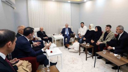 Cumhurbaşkanı Erdoğan, depremzede aileyi yeni yuvasında ziyaret etti