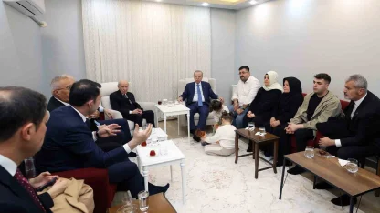 Cumhurbaşkanı Erdoğan, depremzede aileyi yeni yuvasında ziyaret etti