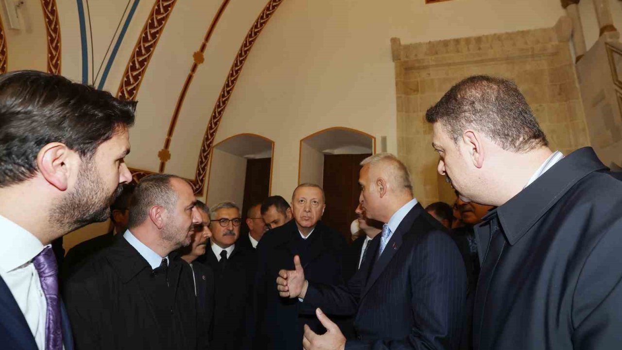 Cumhurbaşkanı Erdoğan’ın butona basmasıyla tarihin aydınlatılan ilk caddesi olan Kurtuluş Caddesi’nde yeniden ışıklar yandı