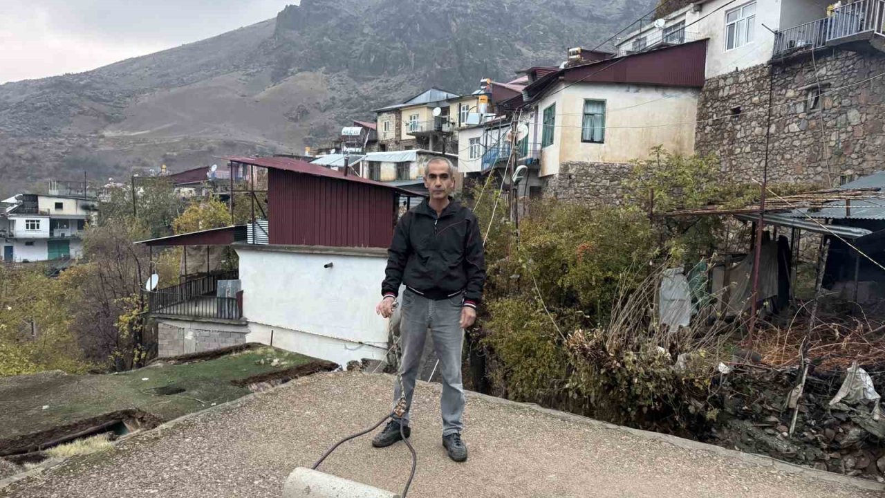 Çüngüş’te toprak evlere loğ çekiliyor