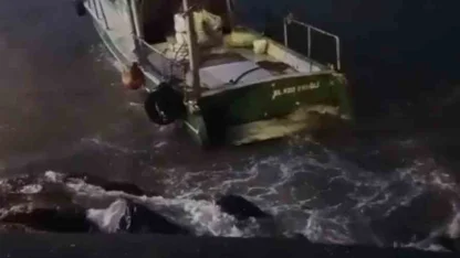 Dalgalarla savrulan balıkçı teknesinin kurtarılma anları ortaya çıktı