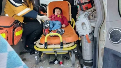 Damdan düşerek yaralanan çocuk hastaneye ulaştırıldı