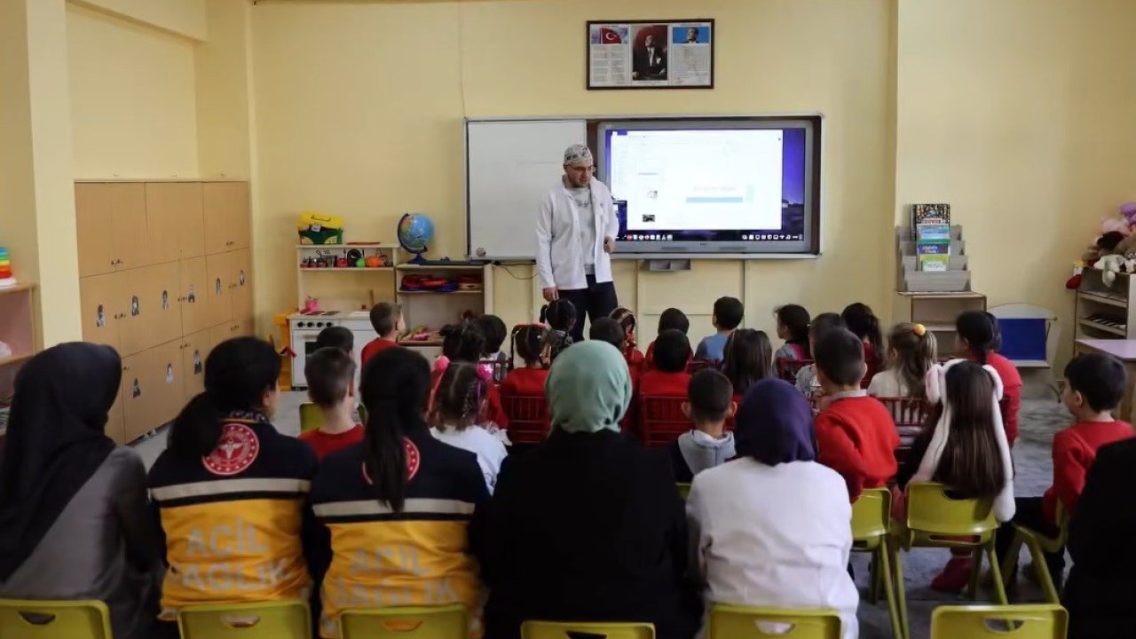 Demirözü’nde öğrencilere sağlık eğitimi verildi acil sağlık hizmetlerinin önemi anlatıldı