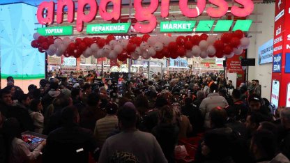 Denizli’de zincir marketin indirimli açılışı geceden sabaha kuyruk oluşturdu