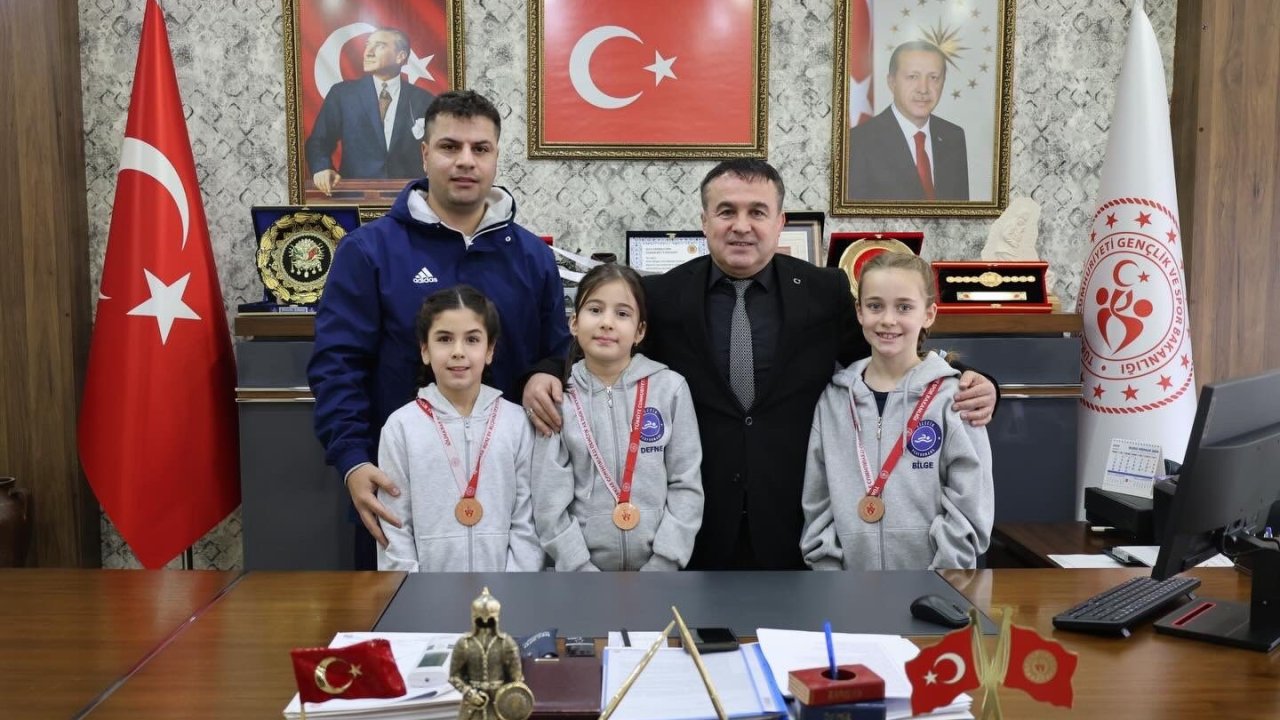 Dereceye giren minik yüzücülerden Bilecik’e gurur